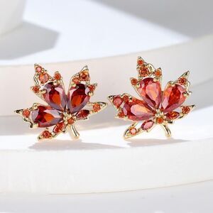 Leaf stud earrings M797